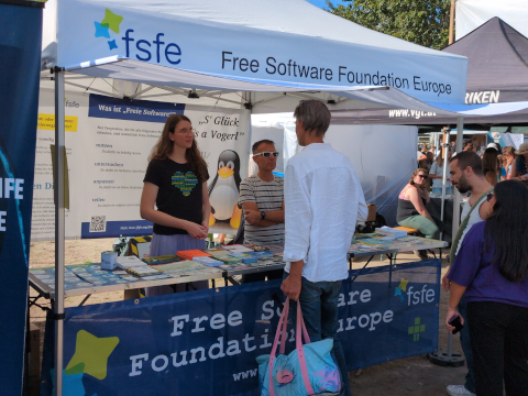 FSFE volunteers talking to interested people on the Veganmania summer festival danube island 2026