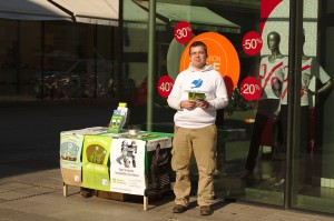 Mario, mit dem Infostand am windgeschützten Standplatz